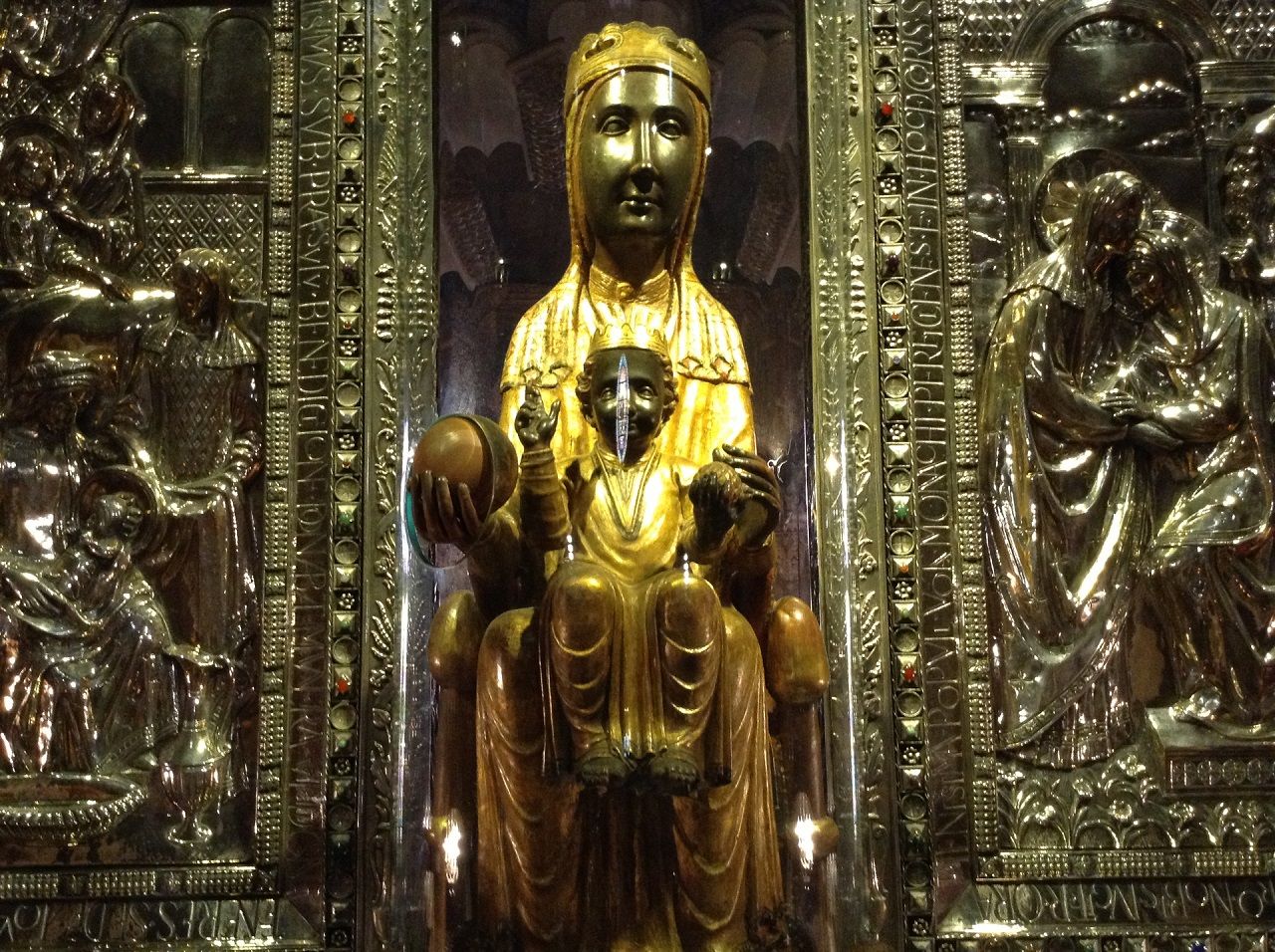 фото Черной Мадонны с младенцем